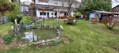 Ein Garten an der Unterkunft Tolle Untergeschoss-Wohnung für bis zu 5 Personen mit großem Garten und Terrasse