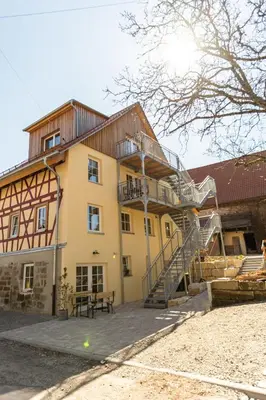 Das Gebäude in dem sich die Ferienwohnung befindet