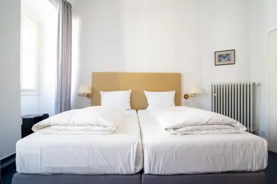 Ein Bett oder Betten in einem Zimmer der Unterkunft Hotel zum Ritter St Georg - Oldest Residential Building in Heidelberg since 1592