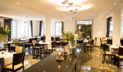 Ein Restaurant oder anderes Speiselokal in der Unterkunft TRIP INN Kaiser Hotel & Restaurant Heidelberg-Schriesheim