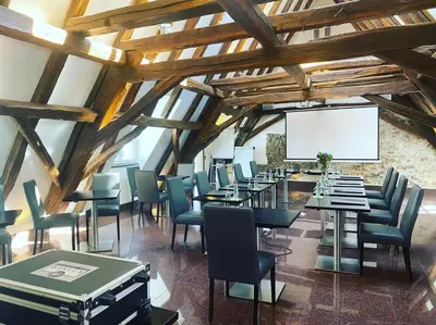 Ein Sitzbereich in der Unterkunft TRIP INN Kaiser Hotel & Restaurant Heidelberg-Schriesheim