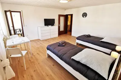 Ein Bett oder Betten in einem Zimmer der Unterkunft FR13 - Modernes 1-Zimmer-Apartment mit Balkon in Rodgau
