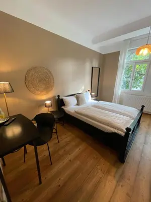 Ein Bett oder Betten in einem Zimmer der Unterkunft AUERSTEIN-Hotels auerstein & auerstein-mono