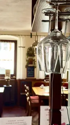 Ein Restaurant oder anderes Speiselokal in der Unterkunft Gästehaus Grüner Baum