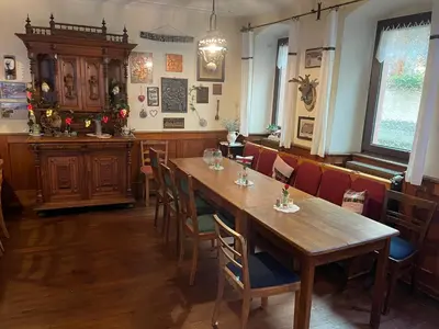 Ein Restaurant oder anderes Speiselokal in der Unterkunft Gästehaus Grüner Baum
