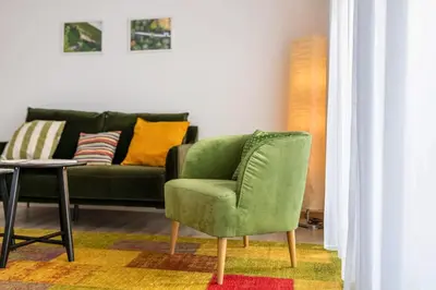 Ein Sitzbereich in der Unterkunft Ferienwohnung am Enzufer mit Balkon in Bad Wildbad im Schwarzwald