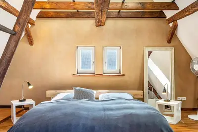 Ein Bett oder Betten in einem Zimmer der Unterkunft Studiowohnung im preisgekrönten Denkmal in Groß-Umstadt