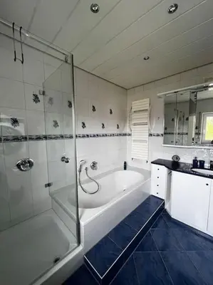 Ein Badezimmer in der Unterkunft KLIMATISIERTE schöne 110 qm große moderne und helle Wohnung