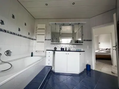 Ein Badezimmer in der Unterkunft KLIMATISIERTE schöne 110 qm große moderne und helle Wohnung