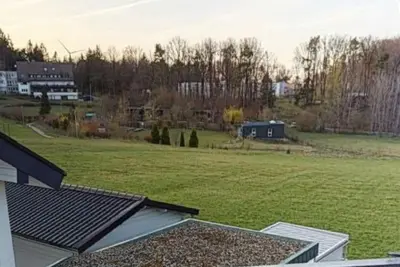 Ein Garten an der Unterkunft FERIENHAUS in der Natur