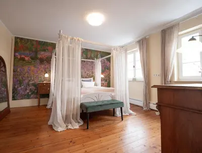 Ein Bett oder Betten in einem Zimmer der Unterkunft REFUGIUM Theresienstraße 19 - Chambre Monet