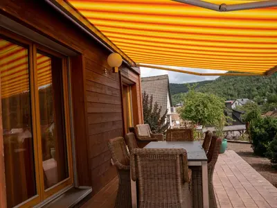 Ein allgemeiner Bergblick oder ein Berglick von des Ferienhauses aus