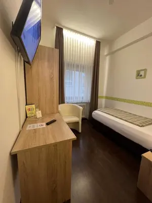 Ein Bett oder Betten in einem Zimmer der Unterkunft Hotel Hüttl