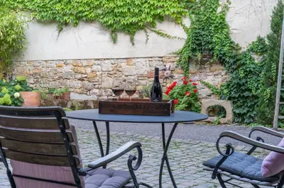 Ein Garten an der Unterkunft Neue Dachwohnung im Herzen von Gönnheim