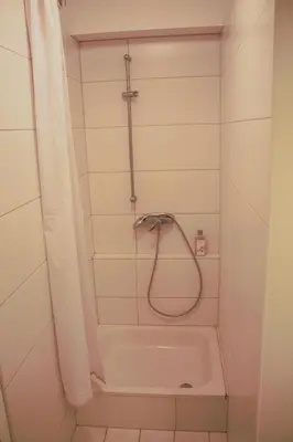 Ein Badezimmer in der Unterkunft Apartment Rainer mit großen Parkplätzen vorm Gebäude