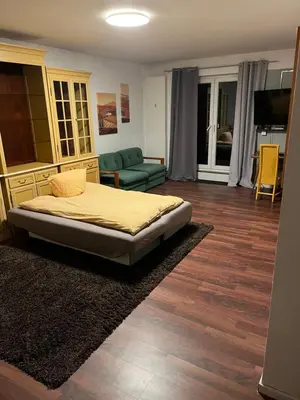 Ein Sitzbereich in der Unterkunft Apartment Rainer mit großen Parkplätzen vorm Gebäude
