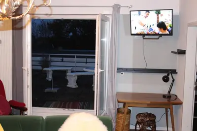 TV/Unterhaltungsangebot in der Unterkunft Apartment Rainer mit großen Parkplätzen vorm Gebäude