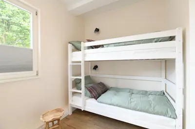 Ein Bett oder Betten in einem Zimmer der Unterkunft Das schiefe Haus - Wohnung 