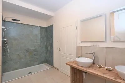 Ein Badezimmer in der Unterkunft Das schiefe Haus - Wohnung 