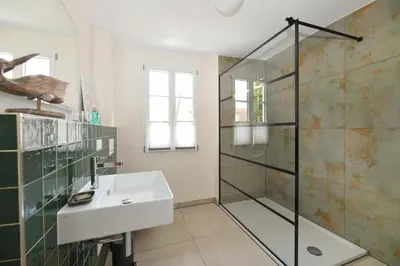Ein Badezimmer in der Unterkunft Das schiefe Haus- Wohnung 
