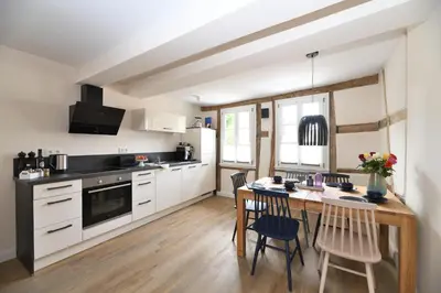 Küche/Küchenzeile in der Unterkunft Das schiefe Haus- Wohnung 