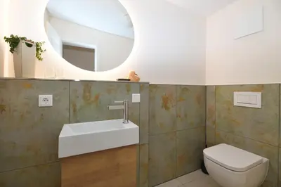 Ein Badezimmer in der Unterkunft Das schiefe Haus- Wohnung 