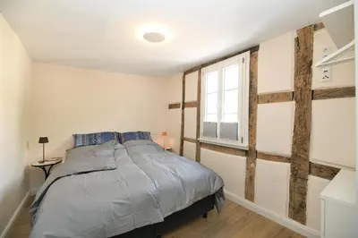 Ein Bett oder Betten in einem Zimmer der Unterkunft Das schiefe Haus Wohnung St Peter