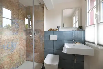 Ein Badezimmer in der Unterkunft Das schiefe Haus - Wohnung 