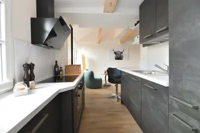 Küche/Küchenzeile in der Unterkunft Das schiefe Haus - Wohnung 