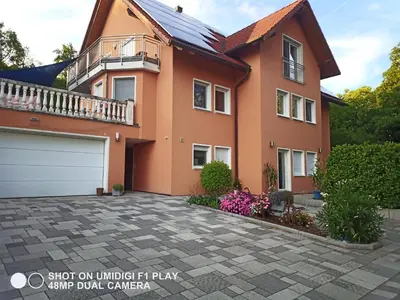 Das Gebäude in dem sich die Ferienwohnung befindet