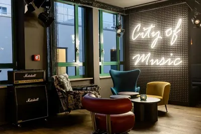 Ein Sitzbereich in der Unterkunft Motel One Mannheim