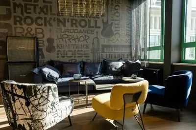 Ein Sitzbereich in der Unterkunft Motel One Mannheim