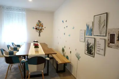 Ein Sitzbereich in der Unterkunft Mein Apartment Flowers mit Kamin, bis 10 Personen