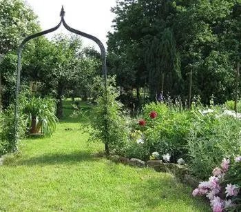 Ein Garten an der Unterkunft Gästehaus Winzerhof Bader