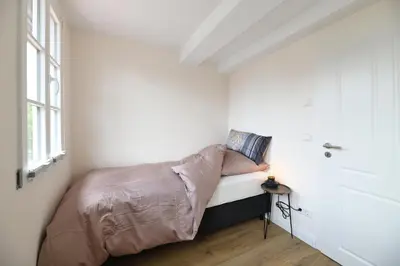 Ein Bett oder Betten in einem Zimmer der Unterkunft Das schiefe Haus Wohnung Bergstraße