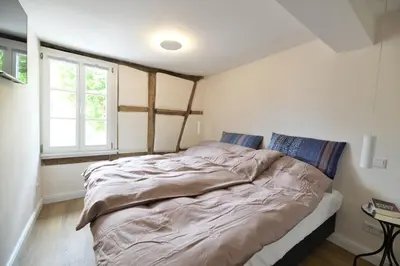 Ein Bett oder Betten in einem Zimmer der Unterkunft Das schiefe Haus Wohnung Festspiele