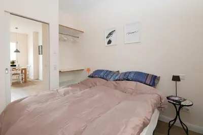 Ein Bett oder Betten in einem Zimmer der Unterkunft Das schiefe Haus Wohnung Starkenburg