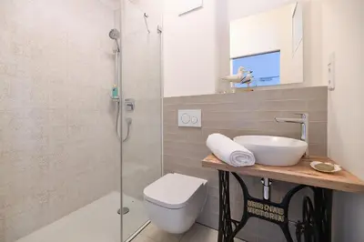 Ein Badezimmer in der Unterkunft Das schiefe Haus Wohnung Starkenburg