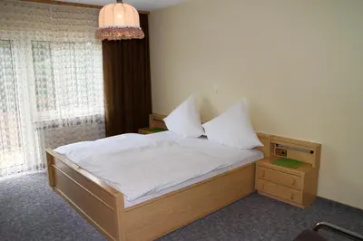 Ein Bett oder Betten in einem Zimmer der Unterkunft Gasthaus Zum Hohenstein