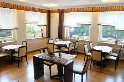 Ein Restaurant oder anderes Speiselokal in der Unterkunft Gasthaus Zum Hohenstein