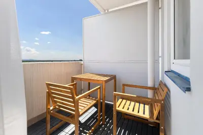 Ein Balkon oder eine Terrasse in der Unterkunft Über den Dächern der Stadt - nähe ZKM