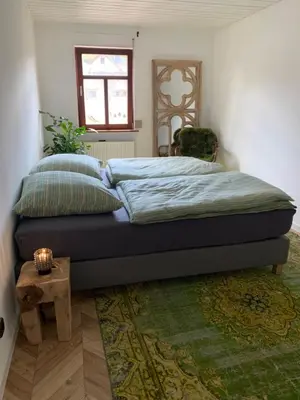 Ein Bett oder Betten in einem Zimmer der Unterkunft Nibelungen 3 Zimmer Apartment