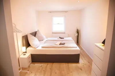 Ein Bett oder Betten in einem Zimmer der Unterkunft WINETIME - modern - für 6 - Boxspringbetten - zentral