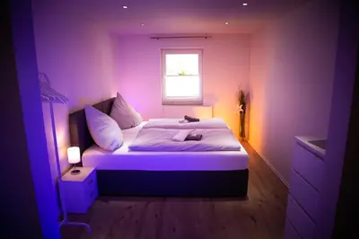Ein Bett oder Betten in einem Zimmer der Unterkunft WINETIME - modern - für 6 - Boxspringbetten - zentral