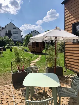 Ein Garten an der Unterkunft Tiny House mit Saunafass und Garten
