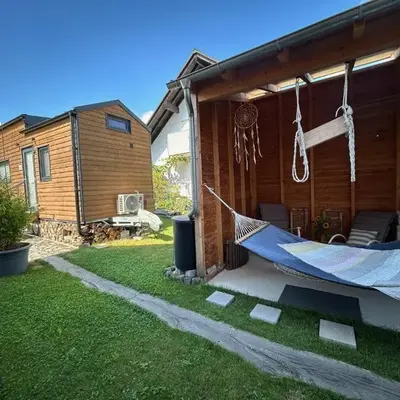 Tiny House mit Saunafass und Garten