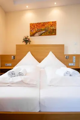 Ein Bett oder Betten in einem Zimmer der Unterkunft Gasthause Zur Krone Hotel