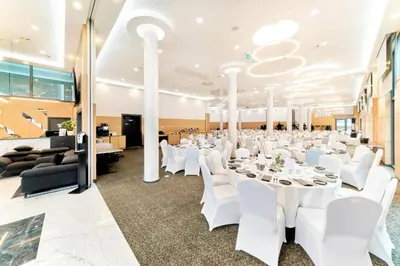 Ein Restaurant oder anderes Speiselokal in der Unterkunft WENS Hotel