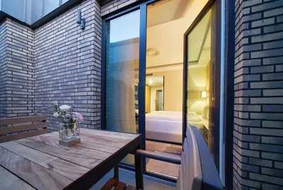 Ein Balkon oder eine Terrasse in der Unterkunft WENS Hotel