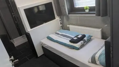 Ein Bett oder Betten in einem Zimmer der Unterkunft BUSINESS-MOTEL, free massage chairs, secure XL-Parking, 24h-Checkin